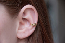 Load image into Gallery viewer, Ear Cuff Black Roses
